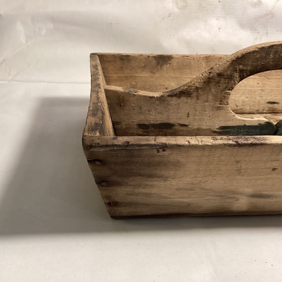 Primitive attic finish wooden tote. - Picture 7 of 8